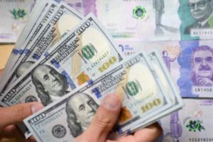 Es mejor ahorrar en dólares o pesos Colombianos