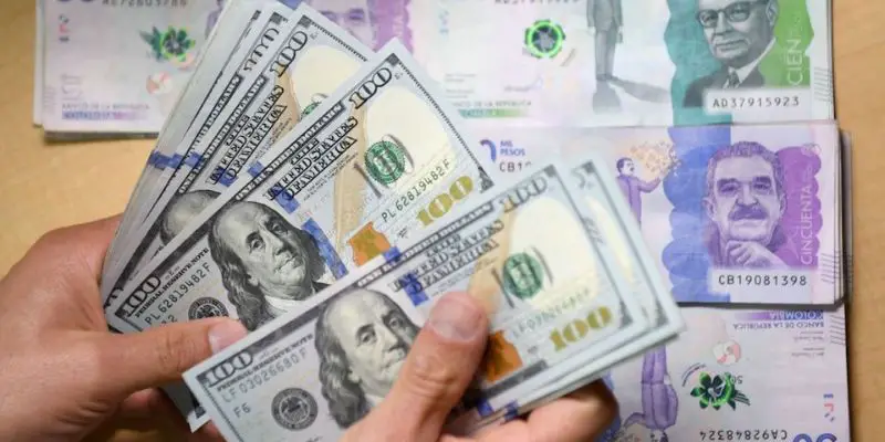 Es mejor ahorrar en dólares o pesos Colombianos
