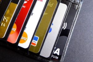 Qué es dinero plástico y cómo funciona en Colombia