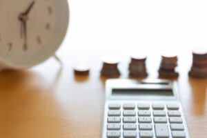 Que promueve el ahorro a mediano y largo plazo
