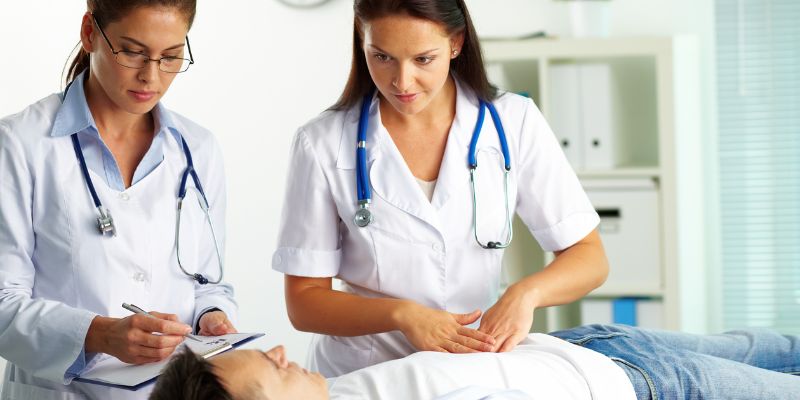¿EPS debe continuar tratamientos médicos de trabajador despedido?