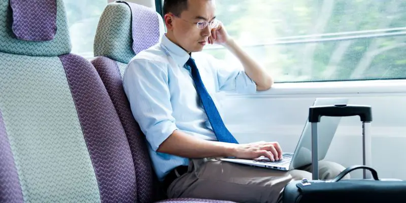¿El tiempo de viaje se incluye en la jornada de trabajo?