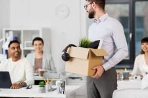 ¿Es obligatorio entregar el cargo o puesto de trabajo?