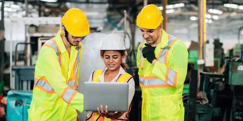 ¿La empresa debe suministrar los uniformes al trabajador?