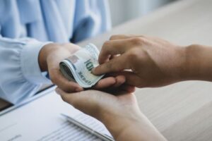 ¿Se puede pagar menos del salario mínimo?